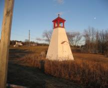 Cette image montre la vue globale du phare de la ferme Hendry; Village of Cambridge-Narrows