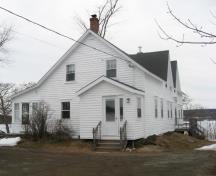 Cette image montre la vue globale de la maison Charles Robinson avec le lac Washasemoak en arrière plan; Village of Cambridge-Narrows