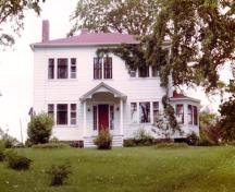 Cette image montre la façade avant de la résidence; Rebecca Watson