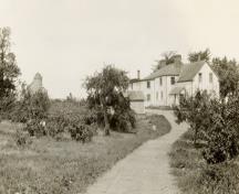 Cette image historique montre la ferme Cossar avec la maison préloyaliste de Gage qui fut rasée par les flammes en 1929; New Brunswick Museum Collection