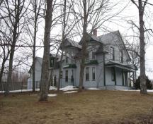Cette image montre la vue globale de la façade avant et le côté de la résidence; Village of Cambridge-Narrows
