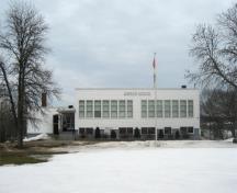 Cette image montre la vue globale de l'ancienne école qui sert actuellement d'édifice municipal de Cambridge-Narrows; Village of Cambridge-Narrows