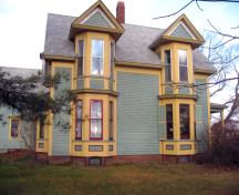 Cette image montre les deux fenêtres en baie sur la façade sud de la résidence; Village of Cambridge-Narrows