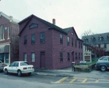 Vue de l'extérieur de l'auberge Sinclair / hôtel-Farmer's, qui montre sa volumétrie rectangulaire de deux étages et demi surmontée d’un toit à deux versants incliné vers l’avant.; Parks Canada Agency / Agence Parcs Canada.