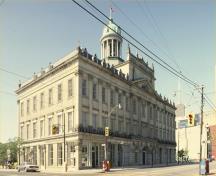 Vue en angle du St. Lawrence Hall, montrant les façades donnant sur les rues, 1996.; Parks Canada Agency / Agence Parcs Canada, 1996.