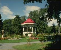 General view of Halifax Public Gardens, showing the balanced and clearly ordered Victorian landscape design according to Gardenesque principles, 1992.; Parks Canada / Parcs Canada 1992 (HRS 0965)