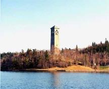 Panoramic view of the Memorial Tower emphasizing its prominent location on a rise of land in Sir Sandford Fleming Park, overlooking downtown Halifax, 2007.; Halifax Regional Municipality \ Region Municipal de Halifax 2007