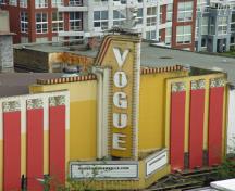 Vue générale du Théâtre Vogue, qui montre la symétrie géométrique et épurée de la façade associée au courant classique de ce style, 2007.; Vogue Theatre, jmv, 2007.