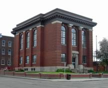 General view of Moose Jaw Court House, showing its two-and-a-half-storey rectangular massing, 2009.; Moose Jaw Court House, Jimmy Emerson, May 2009.