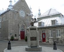 Vue générale du Monastère-des-Ursulines, qui montre l’utilisation de matériaux communs, notamment la pierre grise des murs, le métal de la toiture et les grilles en fer forgé, 2008.; Ursulines Monastery, Giovanni Variottinelli, August, 2008.