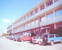 Vue de côté de la façcade ouest du BFC Esquimalt, Chantier maritime, bâtiment Aldergrove, DY 199, Shart & Thompson Berwick Pratt, architectes, construit en 1954.; (Base Properties, Base Construction Engineering Office, CFB Equimalt, 2001. )