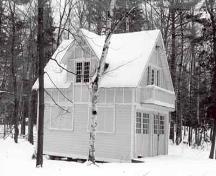 General view of the Garage with Servant's Quarters at Kingswood, part of the Mackenzie King Estate, 1983.; Canadian Inventory of Historic Buildings / Inventaire des bâtiments historiques du Canada, 1983.