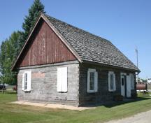 View from the southeast of the Braun Mennonite Log House, Morden, 2011.; Historic Resources Branch, Manitoba Culture, Heritage and Tourism, 2011