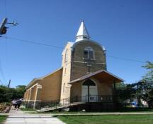 Vue de la façade principale de l'église anglicane St. John the Baptist, Manitou, 2011.; Historic Resources Branch, Manitoba Culture, Heritage and Tourism, 2011