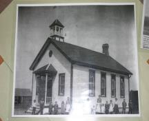 Vue historique en montrant le clocher et la véranda originale de l'école Pomeroy, Morden, 2011.; Historic Resources Branch, Manitoba Culture, Heritage and Tourism, 2011