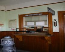 Vue de portillon de billet dans le salon d'attente de la gare de la Canadian Pacific Railway, Morden, 2011.; Historic Resources Branch, Manitoba Culture, Heritage and Tourism, 2011