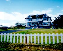 View of the front facade of Sunny Cottage, Harbour Breton, NL.; © HFNL 2004