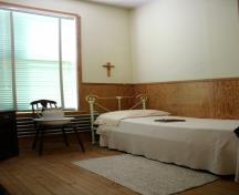 Intérieur - cellule d'une soeur au couvent des soeurs des saints-noms de Jésus et de Marie, St. Pierre-Jolys, 2005; Historic Resources Branch, Manitoba Culture, Heritage & Tourism, 2005