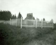 Vue générale du monument commémoratif situé à l'intérieur du lieu historique national du Canada Jean-Pierre-Roma-à-Trois-Rivières.; Agence Parcs Canada/ Parks Canada Agency