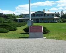 Vue de la façade de la Villa Reford, montrant la plaque commémorative.; Parks Canada Agency / Agence Parcs Canada.