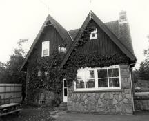 Rear view of the Superintendent's Residence, showing the randomly-laid stone facing on the exterior walls, c. 1990.; Parks Canada Agency / Agence Parcs Canada, c./v. 1990.