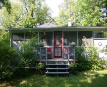 Vue de la façade du chalet Thorson, Gimli 2013; Historic Resources Branch, Manitoba Tourism, Culture, Heritage, Sport and Consumer Protection, 2014