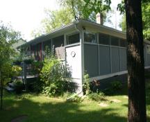 Vue d'angle du chalet Thorson, Gimli 2013; Historic Resources Branch, Manitoba Tourism, Culture, Heritage, Sport and Consumer Protection, 2014