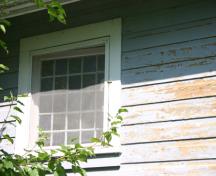 Fenêtre et panneaux (détail), chalet Thorson, Gimli 2013; Historic Resources Branch, Manitoba Tourism, Culture, Heritage, Sport and Consumer Protection, 2014