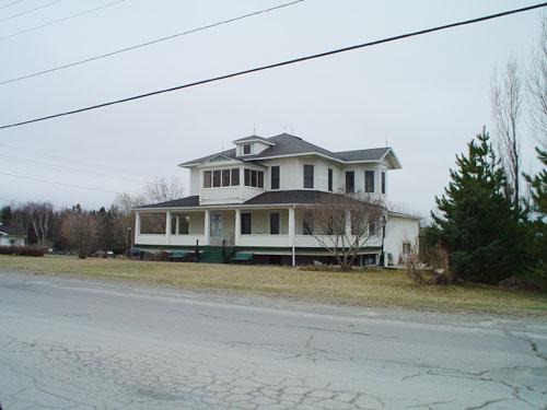 Vue avant en angle de l'édifice