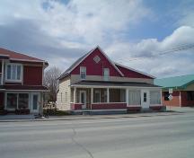 Vue de la façade avant sur la rue Canada.; Village of Saint-Quentin
