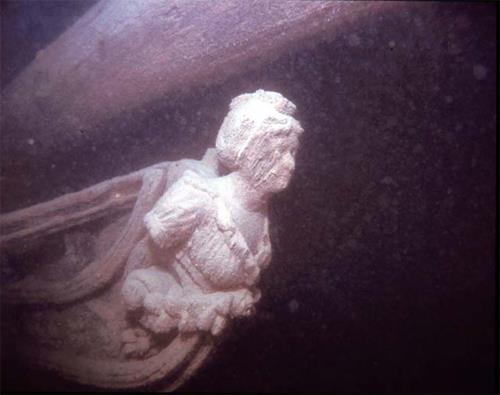 Showing the figurehead