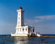 General view of Point Abino Light Tower, showing its location at the north-eastern end of Lake Erie.; Parks Canada Agency / Agence Parcs Canada.