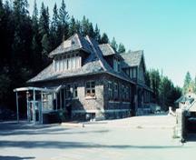 General view of the Upper Hot Springs Bath House showing the its rustic character created by the use of materials which are natural in color and rough in texture and includes, irregularly coursed split-faced limestone walls, wood shakes on the roof, expos; Agence Parcs Canada / Parks Canada Agency, P. Sawyer, 1994.