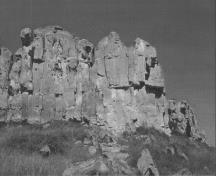 Vue des dramatiques falaises verticales de grès et les formations rocheuses des cheminées de fées à Áísínai'pi, 2002.; Parks Canada Agency/ Agence Parks Canada, 2002.