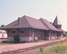Corner view of Smiths Falls Railway Station (Canadian Northern), 1988.; Parks Canada Agency/Agence Parcs Canada, 1988.