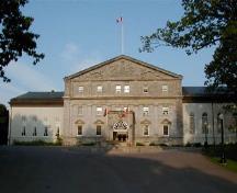 Vue générale de la façade avant du château McKay, 2003.; Agence Parcs Canada / Parks Canada Agency, 2003.