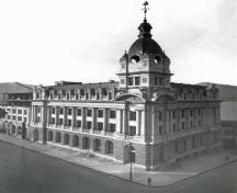 General view of the Former Main Post Office, showing its solid, dignified, and imposing Beaux-Arts design, executed in Agassiz granite, 1909.; Library and Archives Canada / Bibliothèque et Archives Canada, PA-46652, 1909.