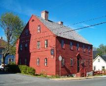 Side and front facades, Lennox Tavern, Lunenburg, 2004.; Heritage Division, NS Dept. of Tourism, Culture and Heritage, 2004.