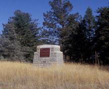Vue générale de la plaque de la Commission des lieux et monuments historiques du Canada commémorant Kootenae House.; Parks Canada Agency | Agence Parcs Canada