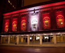 Vue du théâtre Metropolitan montrant une portion de sa façade extérieure richement ornée, typique des théâtres Allen conçus par Crane; Courtesy of Canad Inns | Courtoisie du Canad Inns, 2016.