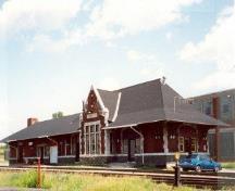 Vue en angle de la gare du Canadien Pacifique à Shawinigan.; Beregeron Gagnon inc., 1992.