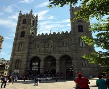 Corner view of the facade of the Notre-Dame Roman Catholic Church / Basilica; Parks Canada Agency | Agence Parcs Canada, D. Desjardins, 2016.