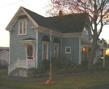Side elevtion showing side door with roof, Captain James Embree House, Port Hawkesbury, 2004.; Heritage Division, NS Dept. of Tourism, Culture and Heritage, 2004
