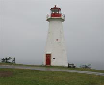 Vue générale du phare de Cape George montrant sa tour au profil épuré et bien proportionné, 2012.; Kraig Anderson - lighthousefriends.com