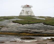 Vue générale du phare de Terence Bay érigé sur un promontoire en granit à 14,6 mètres au-dessu du niveau de la mer, 2008.; Kraig Anderson - lighthousefriends.com