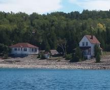 General view showing both the lightkeeper’s and the assistant lightkeeper’s dwellings of Flowerpot Island Ligthhouse; Parks Canada Agency | Agence Parcs Canada, S. Desjardins, 2015.
