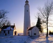 Vue d'ensembre du phare de Point Clark et des bâtiments associés; Parks Canada Agency | Agence Parcs Canada
