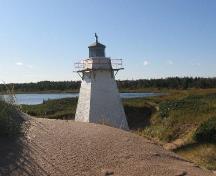 Vue générale du phare de St. Peters Harbour situé dans les dunes surplombant la baie St. Peters; Cy O'Quinn