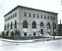 Corner view of Atwater Library of the Mechanics' Institute of Montréal, showing façades facing the roads, 1920.; Mechanics' Institute of Montréal Archives/Archives du Mechanics' Institute of Montréal, 1920.