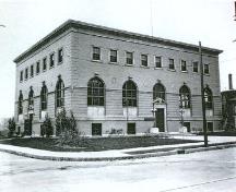 Vue en angle de la bibliothèque Atwater du Mechanics' Institute of Montréal montrant les façades donnant sur les rues, 1920.; Mechanics' Institute of Montréal Archives/Archives du Mechanics' Institute of Montréal, 1920.